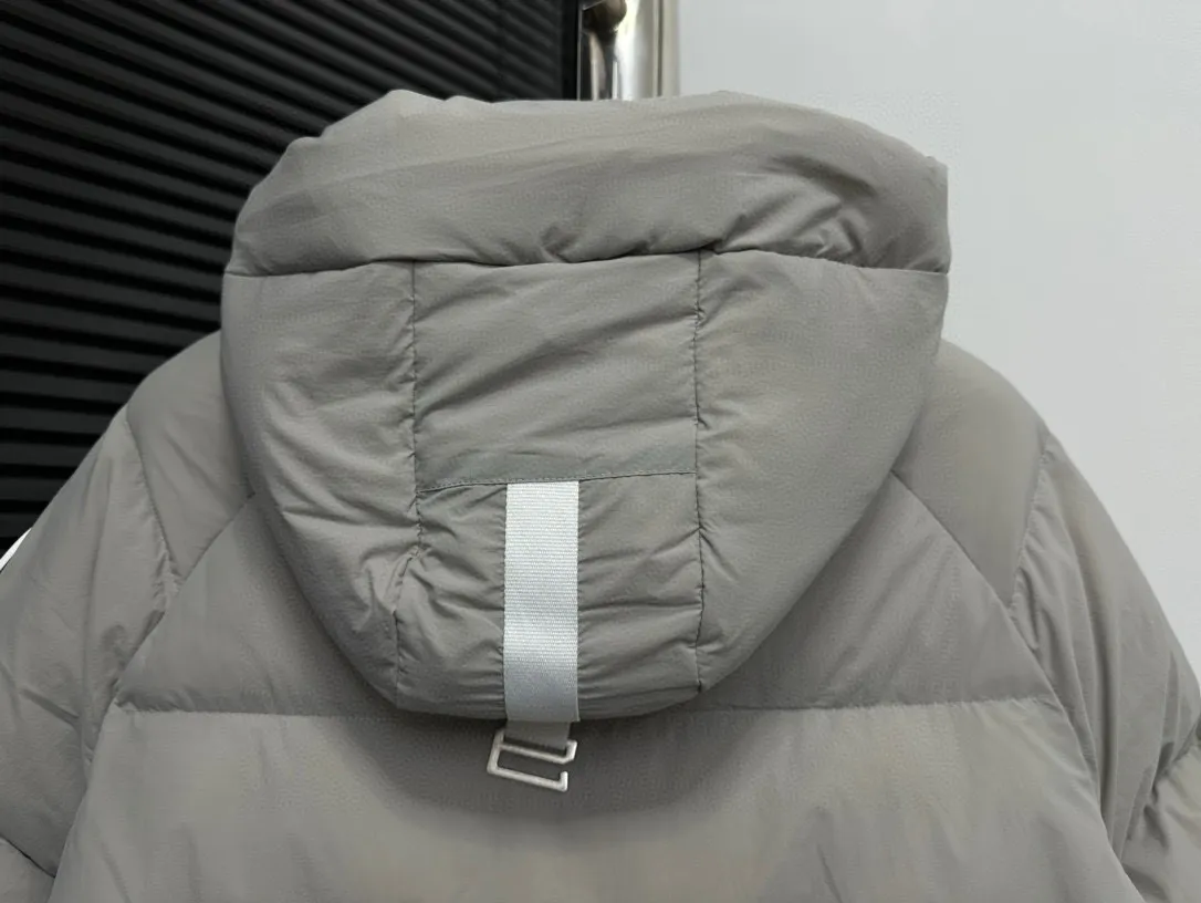 P780 【𝗖𝗔𝗡𝗔𝗗𝗔 𝗚𝗢𝗢𝗦𝗘】Capsule Series Macaron White Label Fabric: Made of soft EnduraLuxe fabric imported from DuPont, CORDURA, USA, which enhances the durability of easy-to-wear parts, is lightweight and durable; the liner is made of 400T anti-velvet gallbladder, which is comfortable, soft and non-velvet. : Equipped with a detachable hood, which can be adjusted in two directions, and is also filled with down, which brings greater softness and wrapping around the head and neck, and is full of warmth. This parka features white trim on the back and sides, and the hardware locks are all original and custom-made to match the muted fabric color. Goose label: The official website’s new series of silicone material labels, non-embroidery labels. Length: Fit hip-length. Size: XS-L